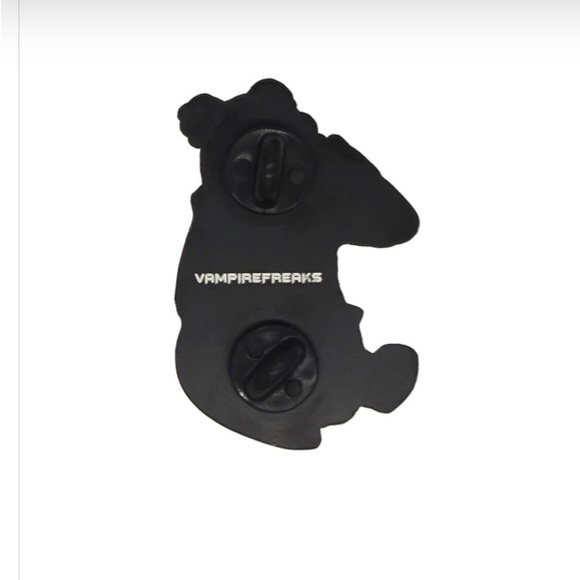 Vampirefreaks Winnie the Pooh's Bloody Honey Enamel Pin - Picture 4 of 4